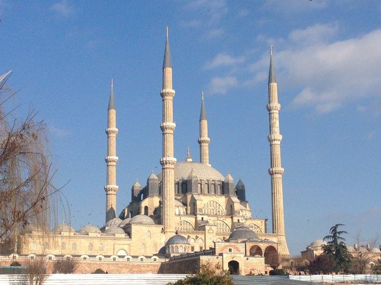 <p>Edirne'deki Sinan'ın ustalık eseri</p>

<p> </p>

<p>Edirne'deki Selimiye Camii, Mimar Sinan'ın ustalık dönemi eserlerinden ve bir dünya mirası. Mutlaka görülmesi gereken bir şaheser. Paha biçilemez çinileri de muhteşem. Şehre özgü bez bebeklerden, meyve sabunlarından alın. Meriç, Arda ve Tunca nehirleri manzaralarının canınıza can katmasına izin verin.</p>
