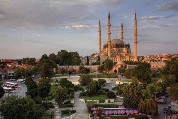 <p>Bunlarla yetinmeyin, şehri bir de Sinan'ın elinden çıkan Yanlızgöz Köprüsü'nden seyredin. Türk İslam Sanatları Müzesi ise küçük ancak çok keyifli; zaman ayırdığınıza pişman olmazsınız. 1414 yılında tamamlanan Eski Cami, Osmanlı'dan günümüze ulaşan en eski mimari eserlerden biri.</p>

<p> </p>
