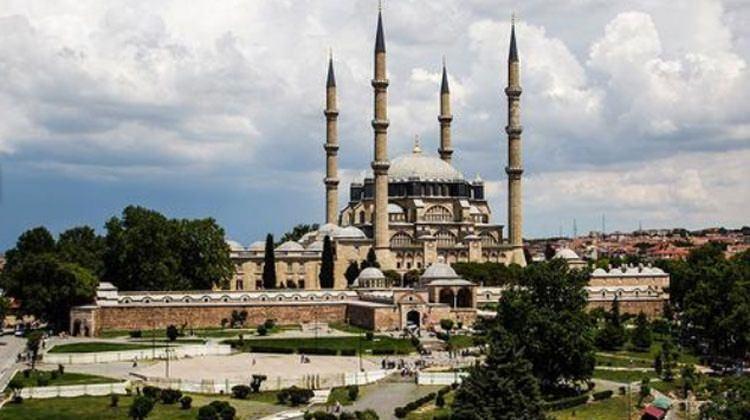 <p>Üç Şerefeli Camii, adını her biri farklı tarzda inşa edilmiş üç şerefeden alan görkemli bir yapı. Selimiye'nin kuzey batısında bulunan 1435 tarihli Muradiye Camii, özellikle içindeki İznik çinileriyle çok etkileyici. 1484-88 yılları arasında inşa edilen ve müthiş bir dinginliğe sahip olan 2. Beyazıt Külliyesi, küçük bir sağlık müzesi ve sanat galerisi de barındırıyor.</p>

<p> </p>
