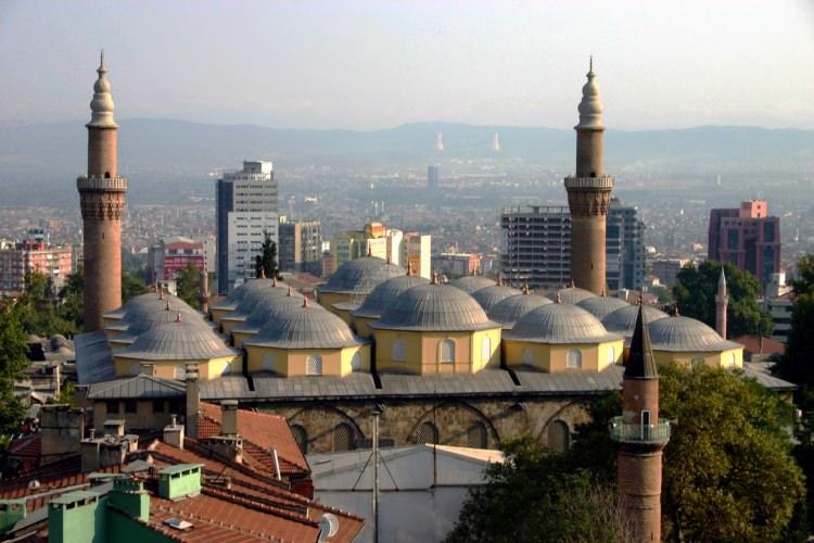 <p><strong>Bursa'nın Sembolü 20 Kubbeli Cami</strong></p>

<p> </p>

<p>Bursa'yı keşfetmeye merkezden, Ulu Cami'den başlayın. 1400'lü yıllarda Sultan I. Bayezid'in yaptırdığı camide tek kubbe yerine yirmi kubbe var. Anlatıldığına göre, Bayezid yirmi cami yaptırma sözü vermiş. Bakmış olmuyor onun yerine yirmi kubbelisini yaptırmış.</p>

<p> </p>
