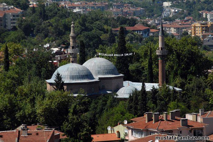 <p>Bursa'da Osmanlı döneminden kalma çok güzel eserler bulunuyor. Muradiye ve Yeşil Cami bunlardan sadece ikisi. Yeşil Cami, Sultan I. Mehmed zamanında 1424 yılında yaptırılmış, ortasında küçük bir şadırvanı, ibadet alanının yan tarafında odaları ve üst katında padişah ve ailesi için sultan mahfili bulunan, adı üzerinde yeşil çinilerle bezenmiş bir eser. Yanındaki turkuaz çinilerle süslenmiş Yeşil Türbe ise I.Mehmed ve ailesinin gömüldüğü yer.</p>

<p> </p>
