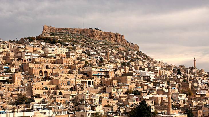 <p>Mardin'e gidin. İnsanlık tarihinin en önemli şehirlerinden olan bu bilge kentte diğer dinlerle kardeşçe birlikte olmanın huzurunu yaşayın. Peygamberler şehri Şanlıurfa'ya düşürün yolunuzu.</p>

<p> </p>
