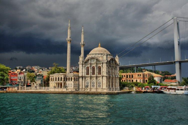 <p>Büyük Mecidiye Camii ise Ortaköy Camii olarak bildiğiniz ve Boğaz'ın en çok fotoğraflanan yapılarından biri. İkisini de Dolmabahçe Sarayı'nı yaptıran Sultan Abdülmecit inşaa ettirmiştir.</p>
