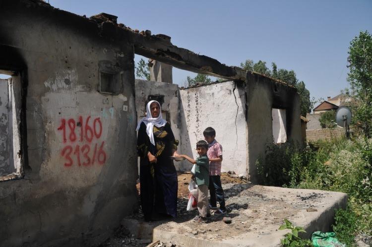 <p>HAKKARİ'nin Yüksekova İlçesi, Ramazan Bayramı'nı yıkık evlerinde karşılarken, şeker toplayan çocuklar bayramın rengi oldu.</p>
