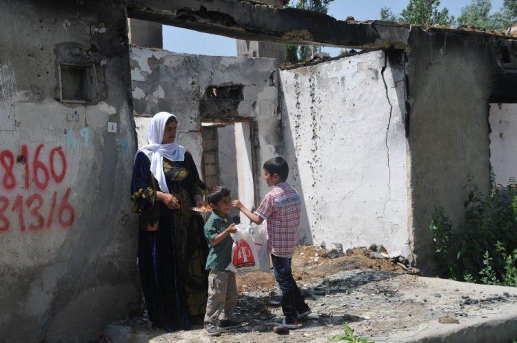 <p>Operasyon ve sokağa çıkma yasakları sonrası Yüksekova'da normal hayata dönmek için çaba gösterenler, bayrama harabeyi andıran evlerinde girdi.</p>

<p> </p>
