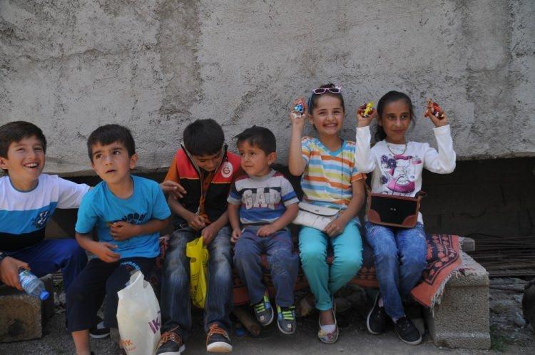 <p> Birçok evin yıkılmış durumda olduğu mahalle aralarında çocuklar yine de bayramın geleneği olan şeker toplamayı ihmal etmedi.</p>

<p> </p>
