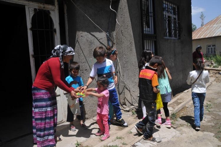 <p> Geçen bayramlarda çok fazla şeker topladıklarını belirten çocuklar, evlerin çoğunun boş olduğunu ve eski günleri özlediklerini söyledi. Cumhuriyet Mahallesi'nde yıkık evinin bir bölümünü onararak yerleşen Muhlis Yetişmiş, "Evim yıkık. Ama herşeye rağmen gelecek olan çocuklar eli boş dönmesin diye onlara şeker alıp evinin önünde ikrem ediyorum. Buruk bir bayram geçiriyoruz. İnşallah en kısa zamanda eski günlerimize döneriz" dedi.</p>
