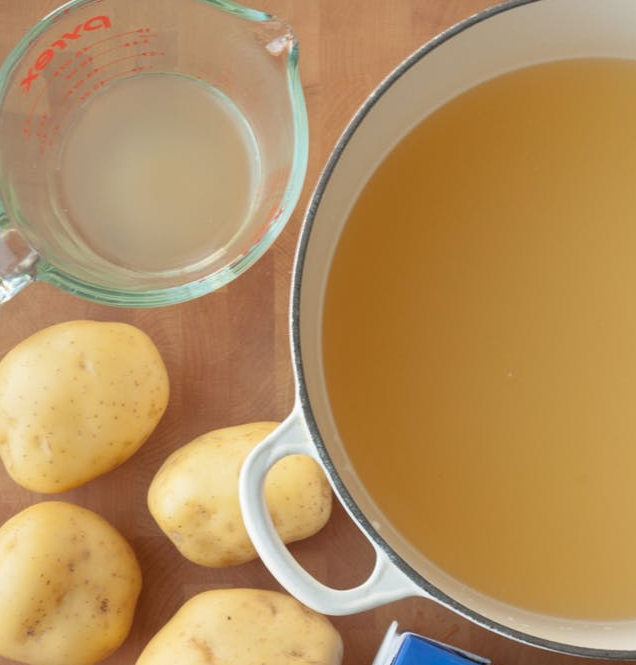 <p><strong>Patates çorbadaki</strong> fazla tuzu alacaktır. Çorbayı servis etmeden önce içindeki patatesleri çıkarmayı unutmayın. </p>
