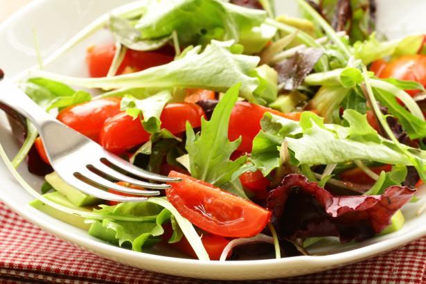 <p><strong>Salata:</strong> Öğünlere koca bir kâse salata ile başlamak veya öğün içerisinde bolca salata tüketmek, öğünde alınan kaloriyi azaltabilir. </p>

