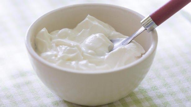 <p><strong>Yoğurt:</strong> Protein içeriğinden dolayı iştah baskılamanıza yardımcı olduğu gibi kalsiyum içeriğinin yüksek olması sebebiyle kilo vermenize yardımcı olacaktır.</p>
