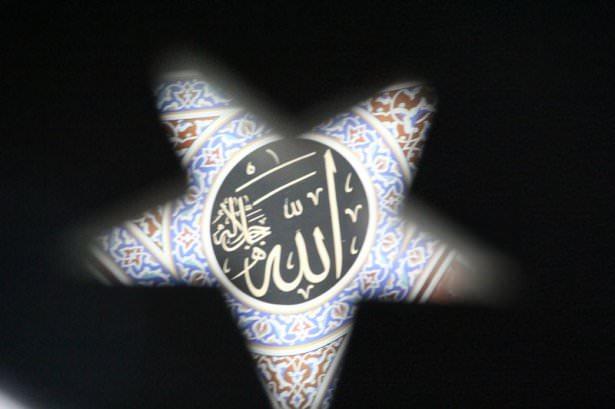 <p>İnanç turizminin önemli merkezlerinden Şanlıurfa'da da vatandaşlar, ramazan ayının ilk teravih namazını kıldı.</p>
