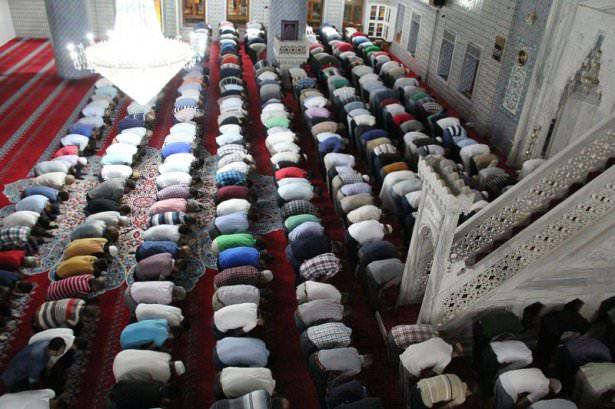 <p>Hz.İbrahim'in doğduğu rivayet edilen mağarada dua edildi.</p>