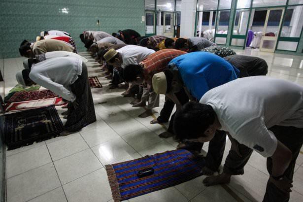 <p>Endonezya'daki ilk teravih namazından görüntüler</p>