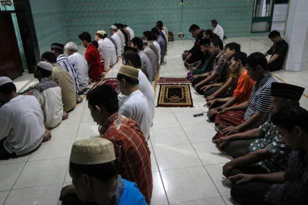 <p>Endonezya'daki ilk teravih namazından görüntüler</p>
