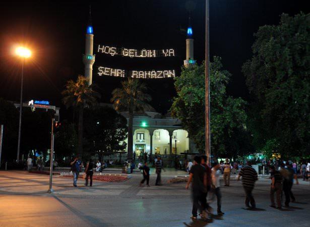 <p>Çocuklarıyla Bolu'nun en büyük ibadethanelerinden Yıldırım Beyazıd Camisi'ne giden vatandaşlar, 11 ayın sultanı ramazanın ilk teravih namazını kılmanın hazzını yaşadı.</p>