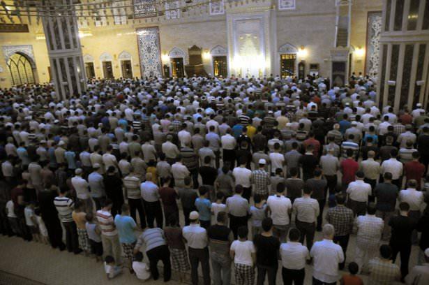 <p>Ezanın okunmasıyla her yaştan çok sayıda kişi saf tutarak, teravih namazını kıldı.</p>

