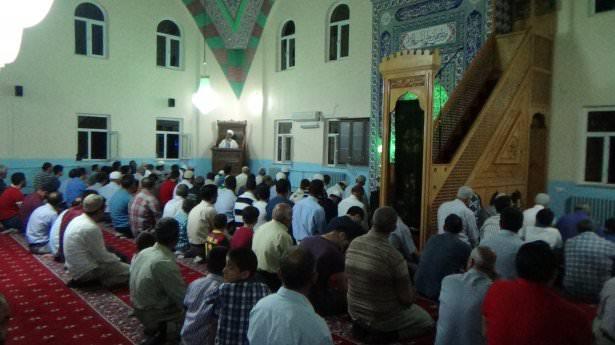 <p>Düzce: <span style="font-size:13px; line-height:1.6">Merkez Büyük ve Cedidiye camilerinde toplanan Müslümanlar, namaz öncesinde vaaz dinledi.</span></p>
