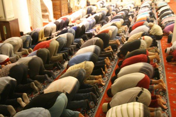<p>"Oruç, aç kalmak değildir" diyen Emen, yardımlaşma ve paylaşmanın arttırılması çağrısında bulundu.</p>

