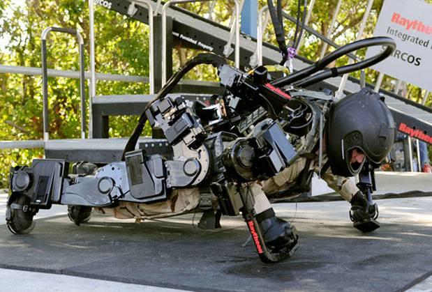 <p><span style="color: #0000ff;"><strong>Raytheon XOS 2 Eksoskeleton</strong></span></p> <p>Demir Adam kostümü gerçek! Aslında tam olarak değil. Ama Raytheon XOS 2 Eksoskeleton, bu kostüme çok yaklaştı. Time dergisi tarafından 2010 yılının en iyi icatları arasında gösterilen bu giyilebilen robotik cihaz, giyen her kişiyi neredeyse üç katı güçlü kılabiliyor. Yüksek basınçlı hidrolikle çalışan cihaz, lojistik güçlükleri olan orduya, sakatlanmalara sebep olabilen ağır kaldırma gibi işlerde destek olmak üzere tasarlandı. Ne yazık ki uçuş moduna sahip değil.</p>