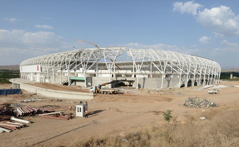 <p><strong>Stadyumun şekli kayısıyı andıracak</strong></p>

<p>Tamamlandığında Malatya'da futbolseverler için nezih ve güzel bir ortam oluşacağını dile getiren Fındıklı, stadın dış ve iç cephesinde kayısıyı andıran obje ve renklerin kullanılacağını bildirdi.</p>

