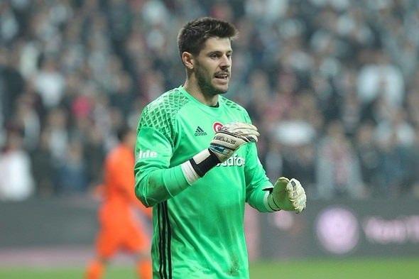 <p><strong>VE FABRI...</strong><br />
<br />
Ve Fabri... Standart risklerinden en azından bu maç için vazgeçmek zorunda. Bir kaza sadece maçı değil onun Beşiktaş kariyerini de bitirebilir.</p>
