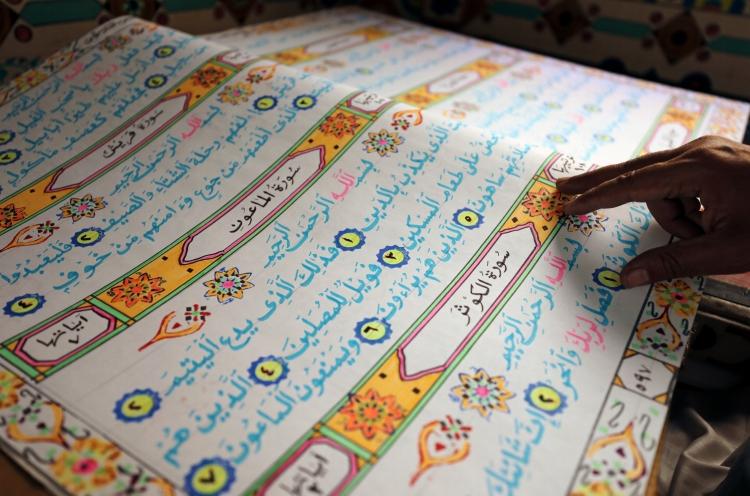 <p><strong>Saad Muhammed, Mısır'ın başkenti Kahire'nin kuzeyindeki Belkina kasabasında yaşıyor. İslami motiflerle süslediği Kuran'ı yazmak için kimseden para yardımı almadığını söylüyor.</strong></p>

