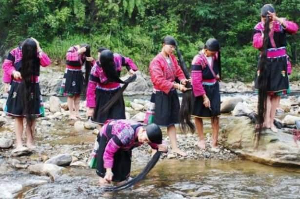 <p>Saç her kadın için önemlidir ve bir kadının en önemli aksesurarıdır. Ama Çin'in Huangluo Köyü'nde saç onların en değerli varlığı. Çin'in Huangluo Köyü'ndeki kadınların saç uzunluğu ortalaması 1.7 metre. Huangluo, dünyanın en uzun saçlı köyü olarak Guinness rekorlar kitabı kayıtlarına geçti. Hunagluo, çok çekici doğal güzelliklere sahip ancak köyün en dikkat çekici özelliği, kadınlardaki uzun saç saplantısı. Onlar sahip oldukları uzun saçın, uzun ömür ve zenginlik getirdiğine inanıyor.</p>

<p> </p>
