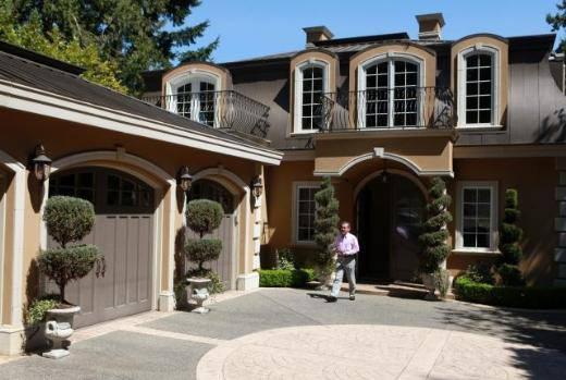  Ho, bu b&ouml;lgeden ev almak isteyen &Ccedil;inlilerin genellikle yatırım yapacak g&uuml;venli bir b&ouml;lge arayışı i&ccedil;inde olanlar, &ccedil;ocuklarını ABD&rsquo;de okula g&ouml;ndermek isteyen aileler ve burada yeni bir iş kurma planı olan işadamlarından oluştuğunu anlatıyor. 