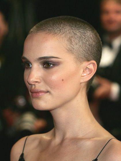 <p>Dünyada en fazla takip edilen aktrislerden olan Portman, 2005 yılında rol aldığı filmde saçlarını kazıttı. </p>
