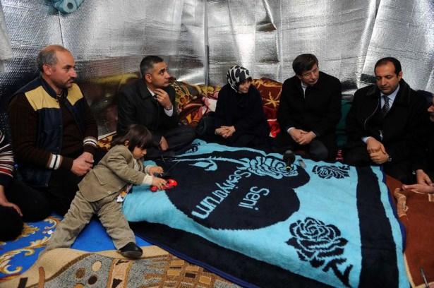<p> 2011'de Dışişleri Bakanı olan Ahmet Davutoğlu ve eşi Sare Davutoğlu Erçiş ilçesinde depremde anne ve iki kardeşini kaybeden 4 yaşındaki Yusuf ve babası Kılıçarslan Koçak'ı ziyaret etmişlerdi</p>