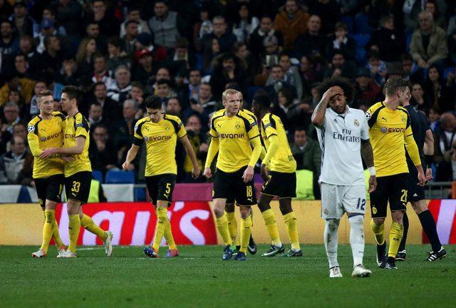 <p>Dortmund'daki karşılamaya hızlı başlayan Real Madrid, Karim Benzema'nın 28. ve 53. dakikalarda attığı gollerle 2-0 öne geçti. 60'ta Pierre-Emerick Abumeyang, skoru 2-1'e getiren bu golü attı. Karşılaşmanın bu skorla bitmesi beklenirken, 61. dakikada oyuna giren Emre Mor sahneye çıktı.</p>
