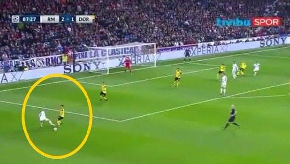<p>88. dakikada Borussia Dortmund ceza alanının sol kanadından atak geliştiren Marcelo ile ikili mücadeleye giren Emre Mor, rakibinden topu kaptı ve hızla atağa kalktı.</p>
