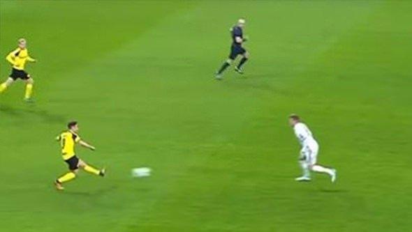 <p>Genç oyuncu yaklaşık 10 metre ilerledikten sonra boşa çıkan Aubameyang'ın koşu yoluna yaklaşık 40 metreye mükemmel bir pas attı. Aubameyang, Emre'den aldığı topu ceza alanına koşu yapan Marco Reus'un önüne attı ve bu oyuncu da kaleciyi avlamayı başardı. Bu gol karşılaşmanın 2-2 bitmesini sağlamakla kalmadı, grubun kaderini de belirledi.</p>