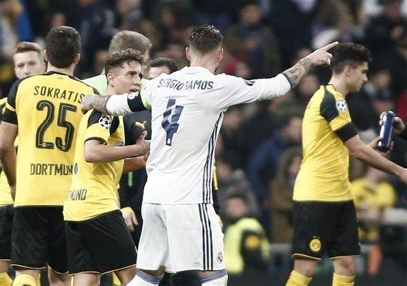 <p>İspanya'da oynanan ilk maçtan sonra Cristiano Ronaldo ile sohbet edip formasını alan Emre Mor, bu kez bir başka Real Madrid efsanesi Sergio Ramos'tan forma aldı. Ramos, karşılaşma sonrası yanına gelen Emre'yi önce tebrik etti, ardından soyunma odası tünelini gösterip, formasını orada vereceğini söyledi.</p>