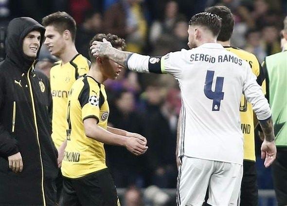 <p>Lider Borussia Dortmund 21 gol atarak Şampiyonlar Ligi gruplarında en fazla rakip ağları havalandıran takım rekorunu kırdı. Real Madrid ise, Zinedine Zidane yönetiminde 34. maçından da mağlubiyet yaşamadan ayrıldı.</p>