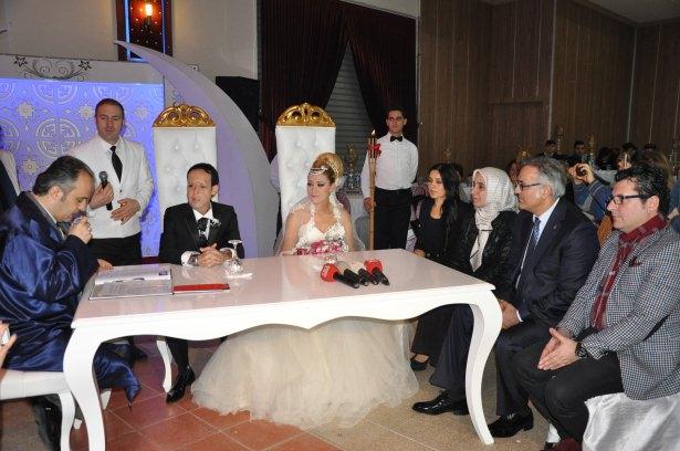 <p>İnegöl Hikmet Şahin Kültür Parkı'ndaki düğün salonunda düzenlenen törende çiftin nikahını İnegöl Belediye Başkanı Alinur Aktaş kıydı.</p>
