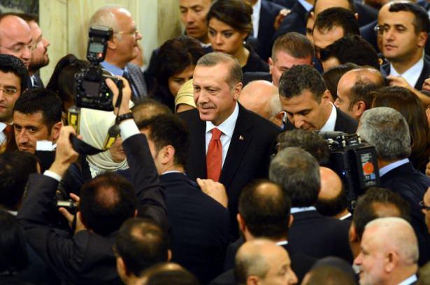 <p>Başbakan Davutoğlu ve çok sayıda bakanın da yer aldığı resepsiyonda Meclis şeflerinin süslemeleri büyük ilgi gördü.</p>
