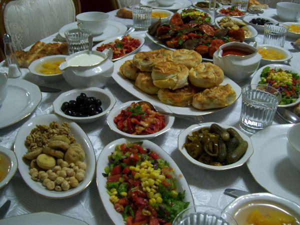 Hangi ünlü iftarını neyle açıyor?