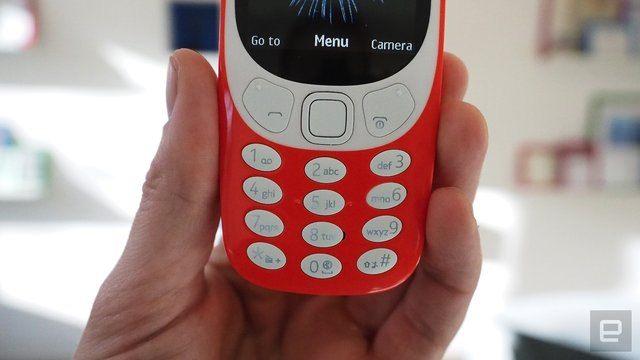 <p>Nokia 3310 efsanesi yenilenmiş haliyle geri döndü!<br />
<br />
Bugüne kadar 126 milyon adet satan efsanevi Nokia 3310 modelinin yenilenen sürümü, benzer tasarım anlayışı ve özelliklerle Nokia-HMD CEO'su Arto Nummela tarafından Barcelona'da gerçekleştirilen Mobile World Congress'de (Mobil Dünya Kongresi) tanıtıldı.<br />
<br />
<span style="color:#FFFF00"><strong>İşte yeni Nokia 3310...</strong></span><br />
<br />
 </p>
