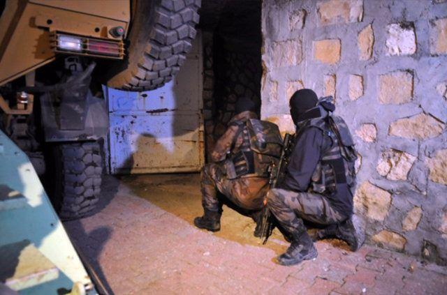 <p>TSK ve emniyet unsurlarınca yürütülen operasyon, Turgut Özal ve Yeni mahallelerinde yoğunluk gösteriyor. Havadan alınan görüntülerden de faydalanılan operasyonda, insansız hava araçlarının kaydettiği görüntüler harekat merkezinde değerlendiriliyor. Yapılan değerlendirmelerin ardından güvenlik güçleri bölgelere sevk ediliyor.</p>

<p> </p>
