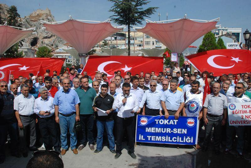 <p>Gruptakiler daha sonra şehitler için dua etti ve İstiklal Marşı okudu.<br />
Kentte görev yapan basın mensupları ise Cumhuriyet Meydanı'ndaki Atatürk anıtının önünde toplanarak terör örgütü PKK'nın  saldırılarını protesto etti. Türk bayrağı açan gazeteciler, "Şehitler ölmez, vatan bölünmez" sloganları attı.</p>

