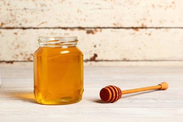 <p><strong>Bal ve Turunçgil karışımı</strong></p>

<p>Boğaz ağrıları ve grip için birebir bir karışım. içine biraz da zencefil atarsanız boğazınızı rahatladığını ve balın da bakterilerin yok olmasına yardımcı olması sebebiyle hızlıca iyileştiğinizi göreceksiniz. Kış gelirken aklınızda bulunsun.</p>
