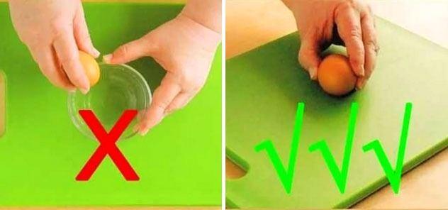 <p>Yumurta kırmak için hep kasenin kenarını kullanırsınız değil mi?<br />
Ama yaptığınız yanlış yumurtayı düz bir yüzeye vurarak kırarsanız çok daha çabuk kırılacaktır.</p>
