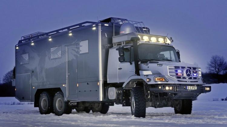 <p>Mercedes’in Zetros 6×6 modeli üzerine geliştirilen bir karavan projesi olan bu çalışma, kullanıcısının çeşitli şartlarda, zeminde ve mevsimde en yakın arkadaşı olmak için yola çıkıyor.</p>
