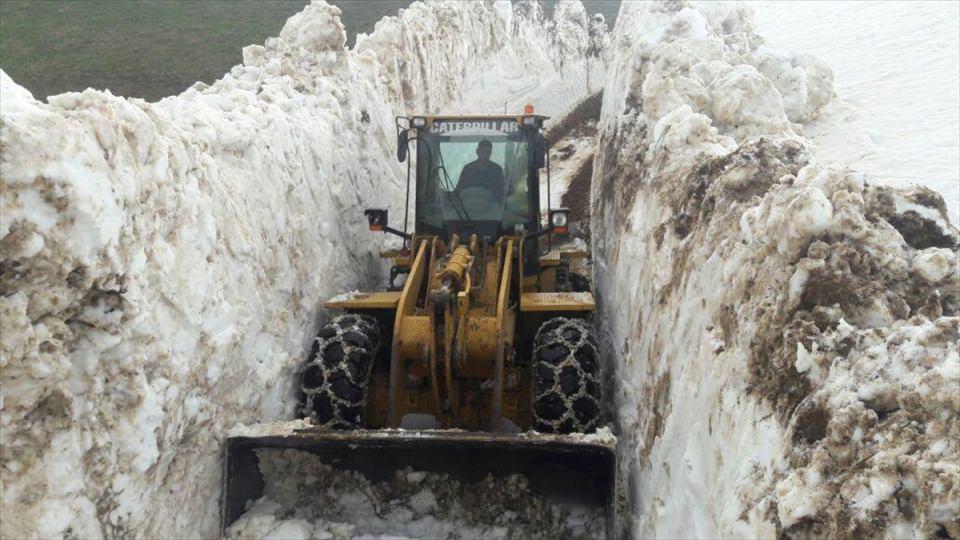 <p>Birçok obanın yolu kar kürtüklerinden dolayı kapalıydı. Bu yolların ulaşıma açılması için elimizden geleni yapıyoruz." diye konuştu. </p>
<p> </p>