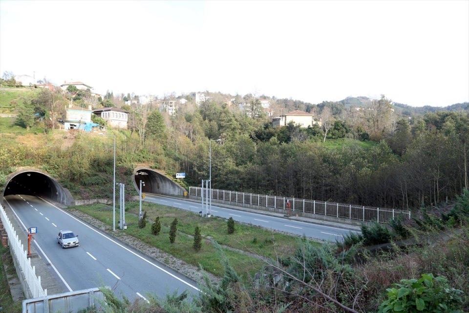 <p>Karayolları ekiplerince çevre düzenlemesi gerçekleştirilen tüneller, bölgenin bol yağış alması nedeniyle kısa sürede yeşile büründü.</p>