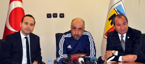<p><strong>Tolunay Kafkas geri mi dönüyor?</strong></p>
<p>Başkan Muharrem Usta, takımın içinde bulunduğu durumu değerlendirmek için teknik direktörlerden Tolunay Kafkas ile görüştü. Kafkas, Usta'ya takımın çok büyük bir bölümünün değişmesi gerektiğini söyledi ve mevcut kadro ile bir iskelet kurmanın zor olduğuna vurgu yaptı.</p>
