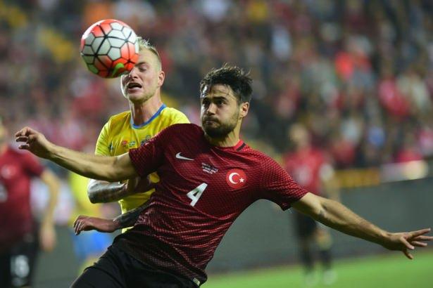 <p>A Milli Takım'ın yeni tasarlanan formaları ülkeyi adeta ikiye böldü. Kimisi klasik bantlı formamıza dönmemiz gerektiğini söylerken kimisi de yeni formaların tasarımından oldukça memnun. İşte Milli Takım tarihinden unutulmaz forma tasarımları...</p>
