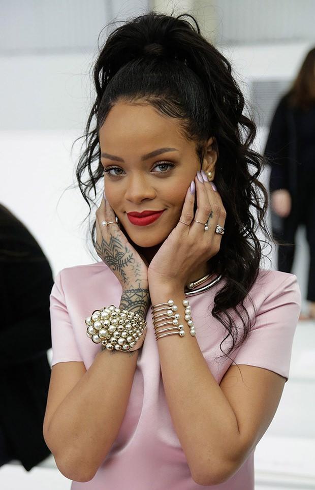 <p>Dünyaca ünlü şarkıcı Rihanna, beş yıl önce kurduğu yardım derneği için bağış topluyor. </p>
