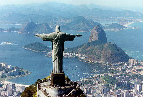 RİO DE JENEİRO - Brezilya'nın 26 eyaletinden birisinin başkenti. İngilizce'de "River of January" (Ocak Irmağı) anlamına geliyor. Sao Paulo'dan sonra, Brezilya'nın ikinci büyük şehri. Rio de Janeiro, 2016 Yaz Olimpiyatları'na ev sahipliği yapacak.